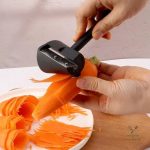 Ustensile de cuisine pour faciliter la découpe de légumes