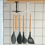 Organisation de cuisine simplifiée avec crochets rotatifs