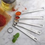 Cuillère doseuse en plastique pour des portions précises