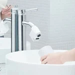 Économie d'eau grâce au déclencheur automatique pour robinet