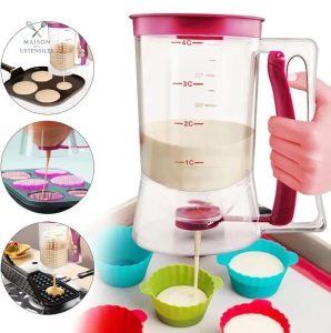 Distributeur de pâte en action sur une table de cuisine