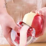 Ustensile de découpe avec éplucheur intégré