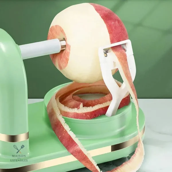 Mandoline de cuisine : éplucheur à pommes en action