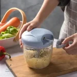 Accessoire de cuisine : hachoir manuel bleu pour viandes