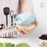 Outil de cuisine bleu pour hacher viandes et aliments facilement