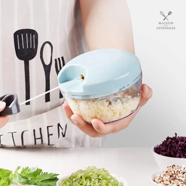 Outil de cuisine bleu pour hacher viandes et aliments facilement