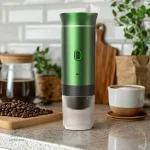 Café fraîchement préparé avec un appareil portable