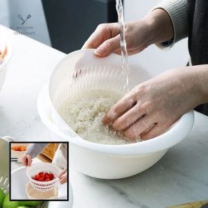Accessoire de cuisine idéal pour éviter les éclaboussures en essorant