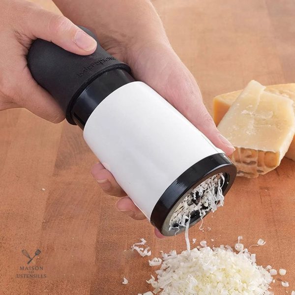 Accessoire de cuisine : râpe manuelle pour fromages variés