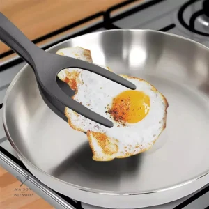 Spatule de cuisine pour retourner les œufs