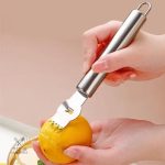 Outil en inox pour zester fruits dans vos recettes